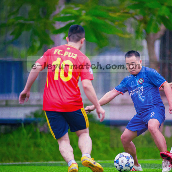 抽象几何图形融合热血红与电竞蓝，象征竞技速度与科技感